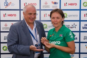 RIO 2016 Olympic qualification, Hockey, Women, semi-final, Argentina vs China : Elena Eskina, 100 th whistle today, receive a present from Leandro Negre, FIH president